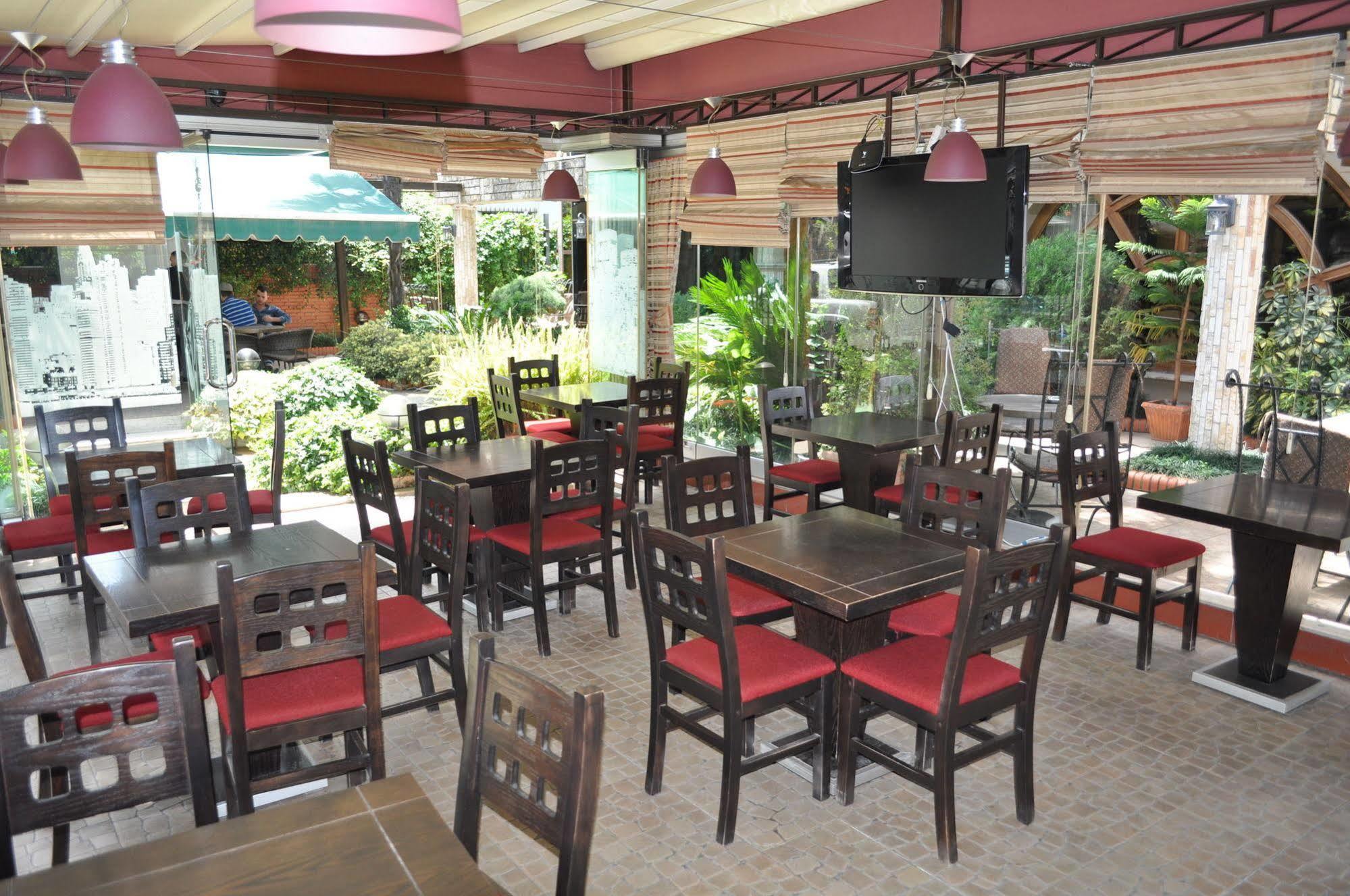Broadway Hotel